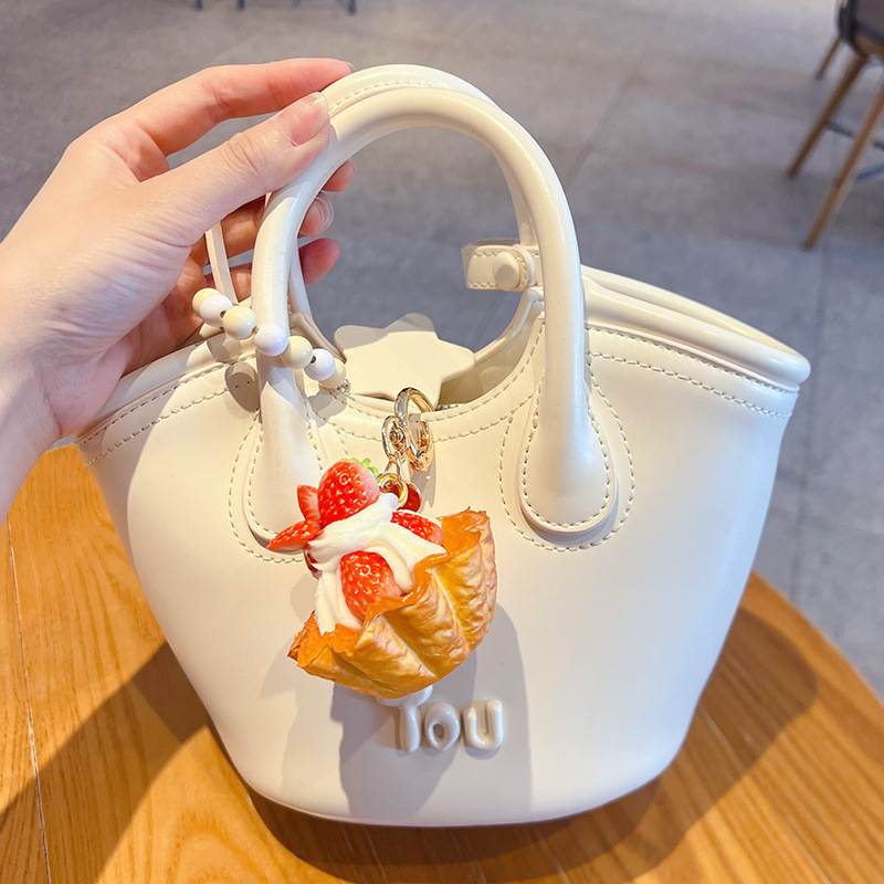 Creative PU Strawberry Egg Tar - Carabiner Keychain recension och pris